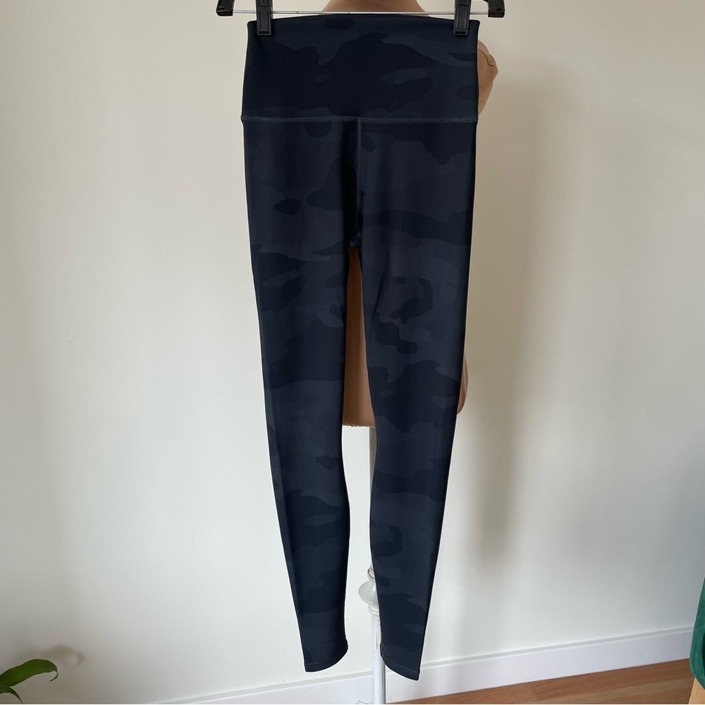 ALO YOGA Gray Vapor Putty Camo-Print High-Waist Performance Leggings EUC Size XS - Picture 4 of 8